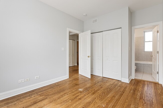 Building Photo - 7326 N Damen Ave