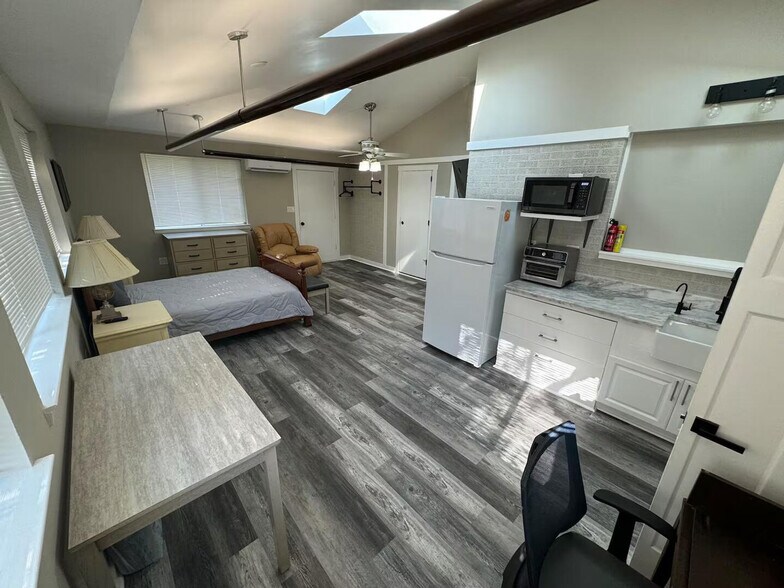 Building Photo - 2371 Le Ruth Dr