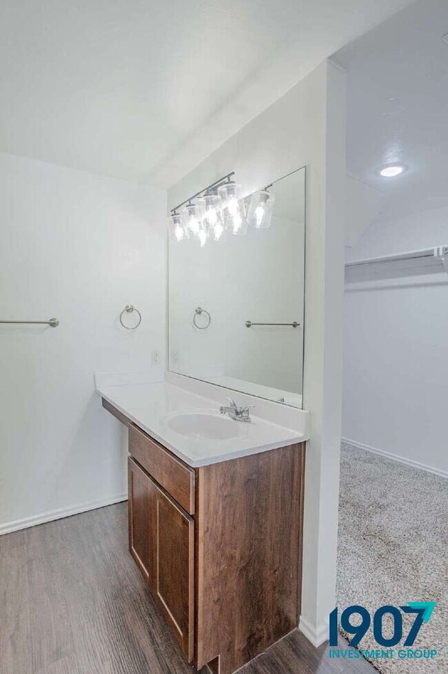 Building Photo - Contemporary 3-Bedroom Home in Yukon – Modern Finishes & Open Layout! - NO PETS