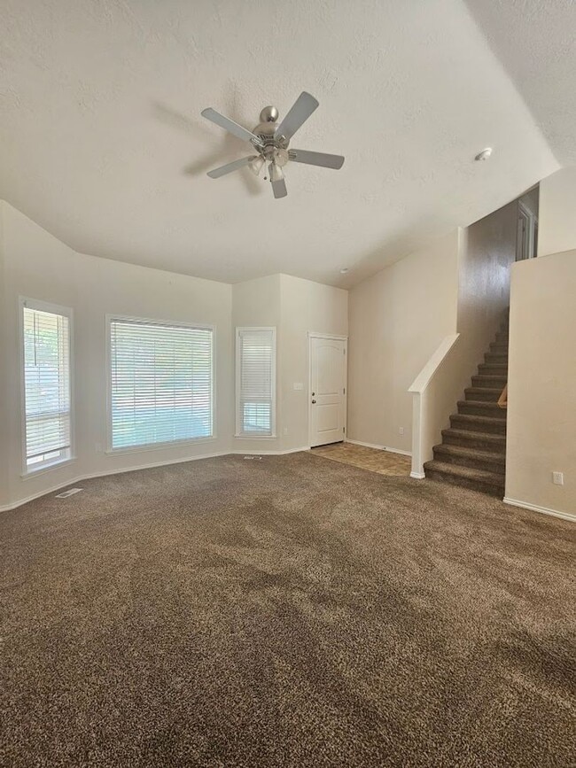 Building Photo - 4 Bedroom Home Close to Settlers Park
