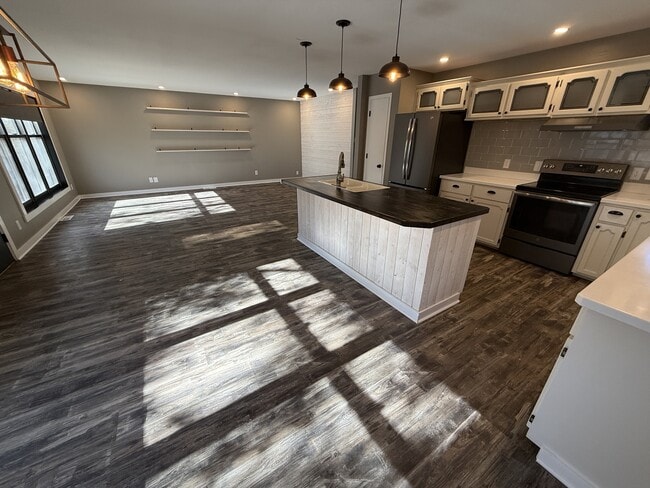 Building Photo - 2004 1st Ave S