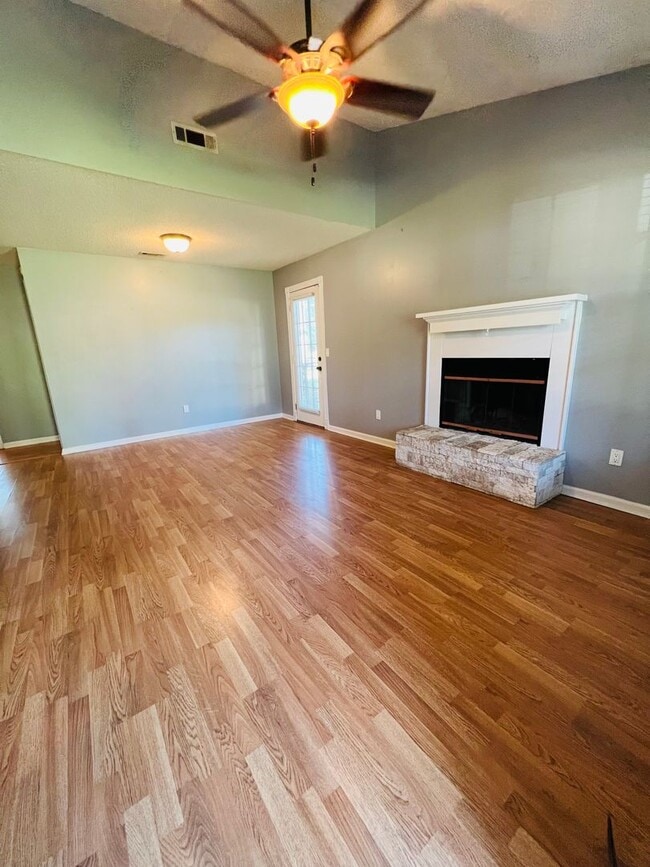 Building Photo - Convenient Comfort: 3-Bed, 2-Bath Home Nea...