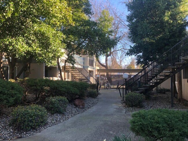 Building Photo - 1412 N Cherry St