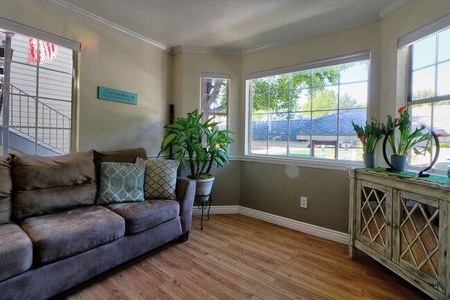Building Photo - Pet Friendly Townhome in Provo