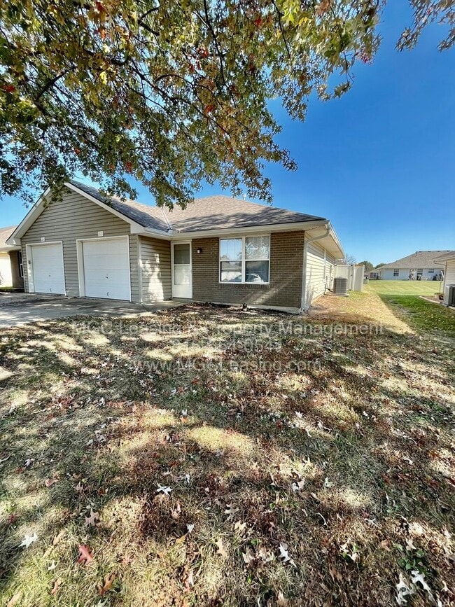 Building Photo - 213-215 Aaron Ln