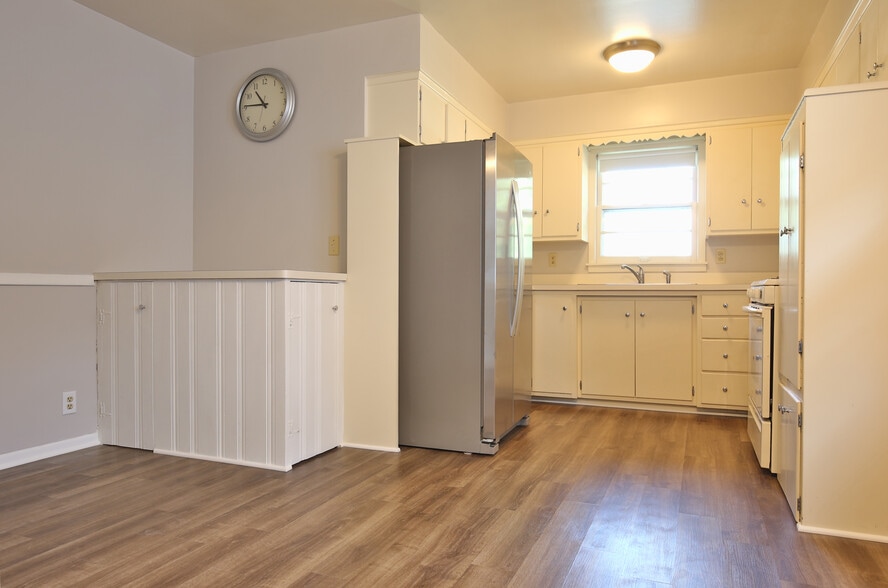 Kitchen/Dining Room - 5752 Russell Ave S