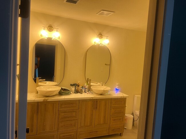 Building Photo - 16818 Rockbend