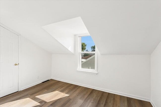 Building Photo - 540 E 4th St