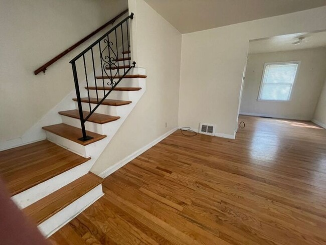 Building Photo - 1822 S Vermont Ave