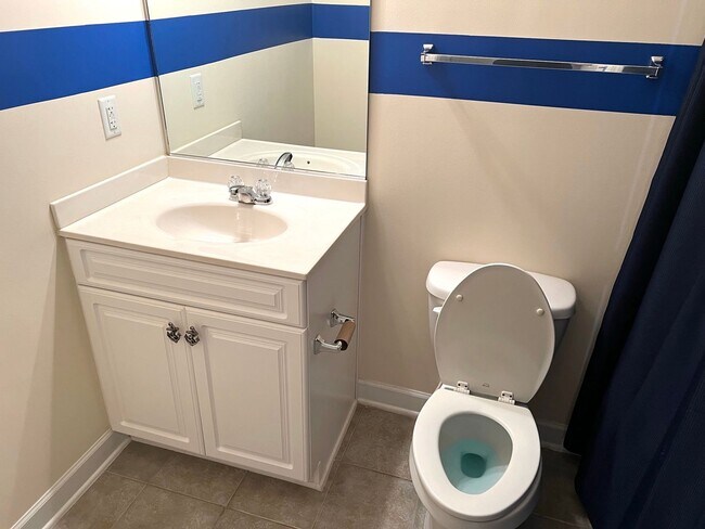 Building Photo - First Floor, 2 Bedroom, 2 Bath Condo with Screened Patio! Community Pool!