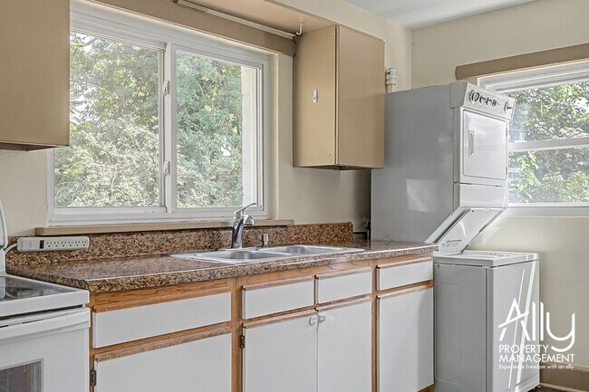 Building Photo - 2550 Woodland Dr
