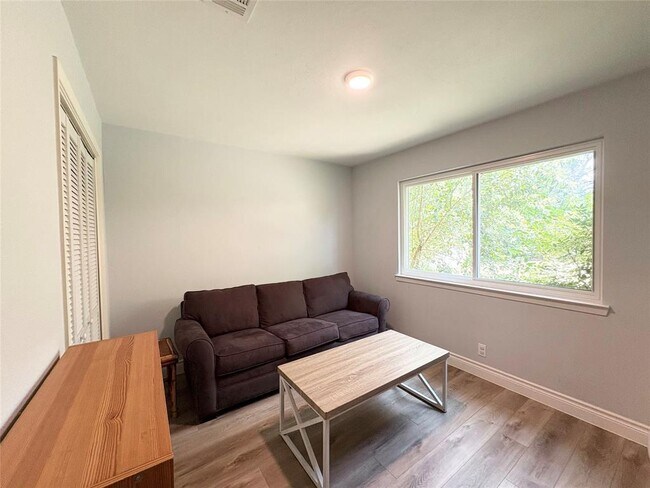Building Photo - 1404 Cedar Park Dr