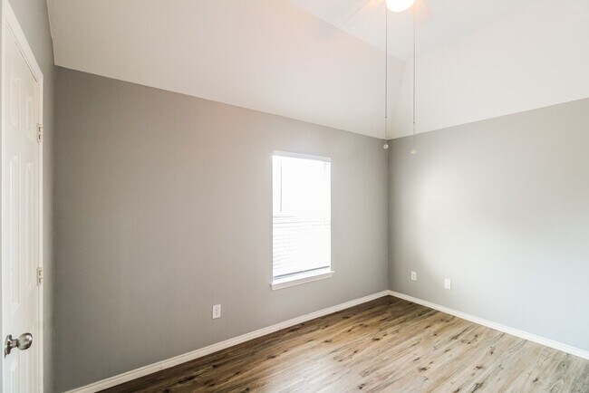 Building Photo - 2804 Creek Bend Dr