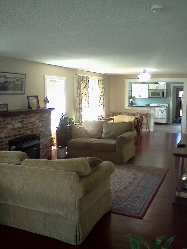 Building Photo - 1002 E Victor St