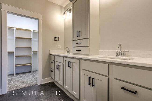 Building Photo - Luxury Townhome