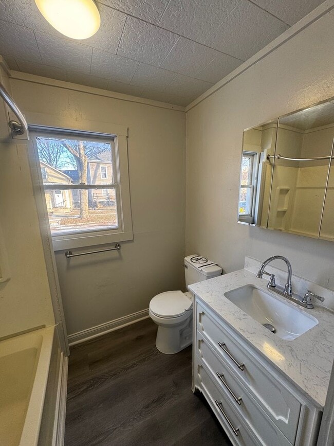 Building Photo - 315 Center St