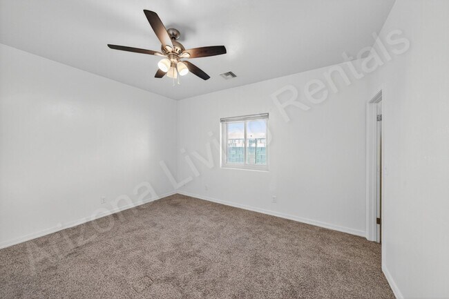Building Photo - DESIRABLE LOCATION WITH RV PARKING