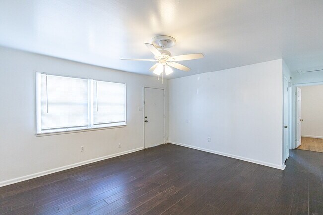 Building Photo - Lots of space!!