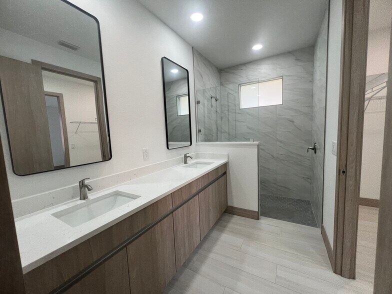 Building Photo - 1470 Henning St