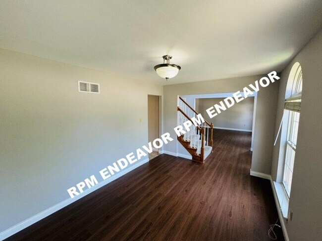 Building Photo - Spacious 4 bedroom, 2.5 bath home availabl...