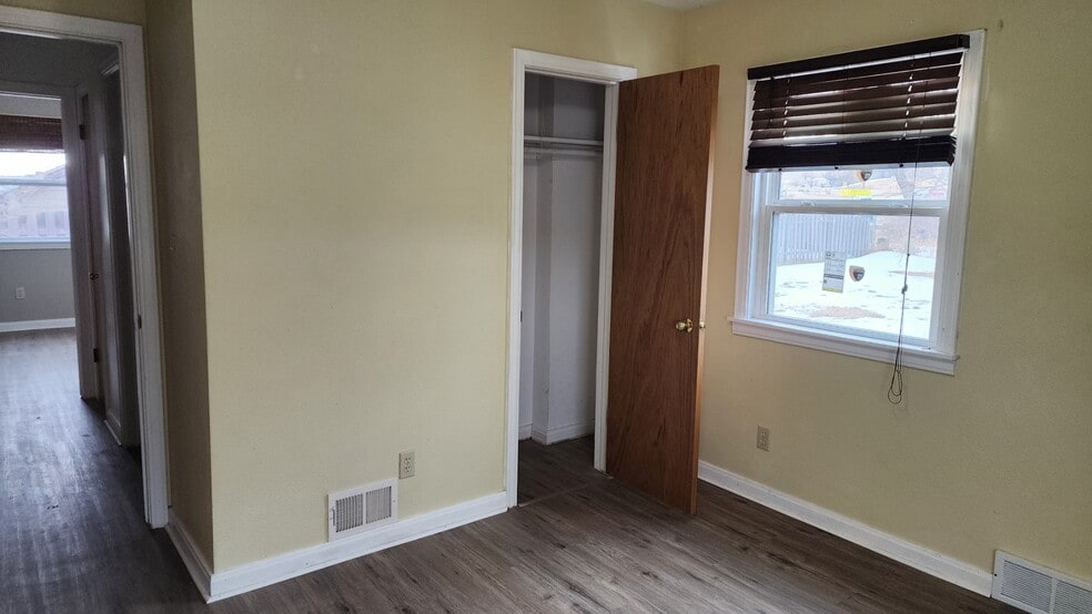 Building Photo - 1133 Country Club Dr