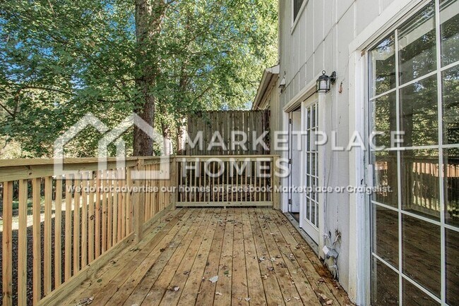 Building Photo - 2033 Charter Ln