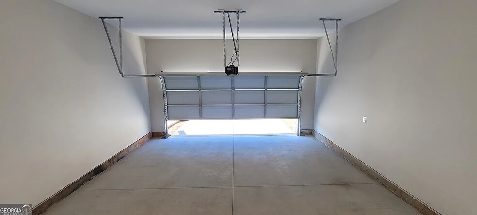 Building Photo - Room in House on Benjamin Dr