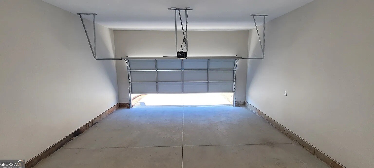 Building Photo - Room in House on Benjamin Dr