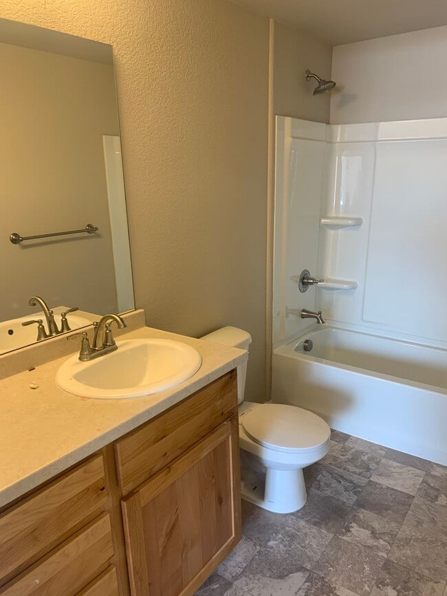 Building Photo - 2 WEEKS FREE! Spacious Townhome!