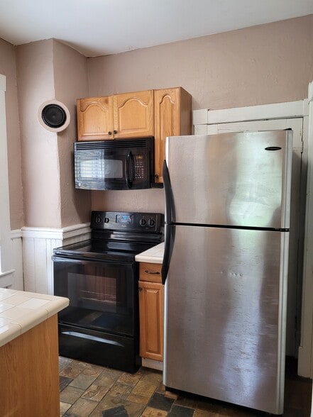 Kitchen-All Electric Appliances:Stainless fridge, glass-top stove, microwave/hood vent.Slate floor. - 1215 Java Pl