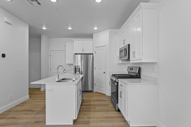 Building Photo - Beautiful 3 Bedroom Townhome in Desert Color. Internet Included!