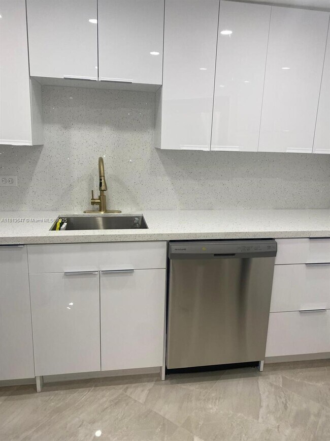 Building Photo - 825 Brickell Bay Dr