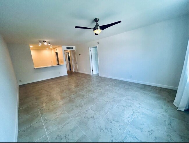 Building Photo - Large Updated 1 Bedroom 1.5 Bath Condo - S...