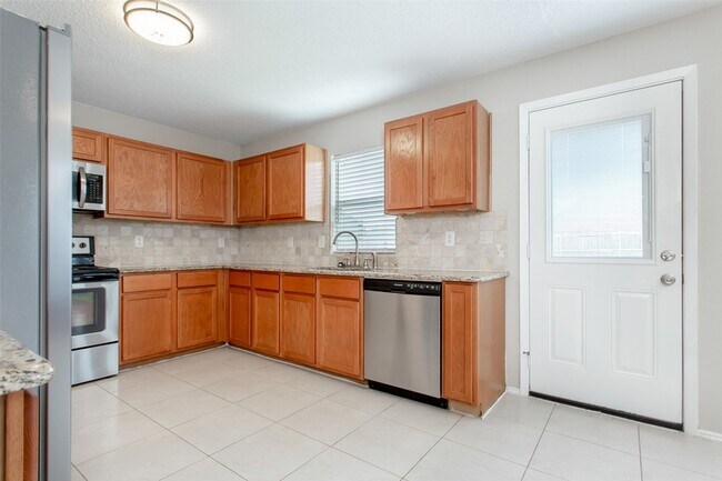 Building Photo - 2700 Peach Dr
