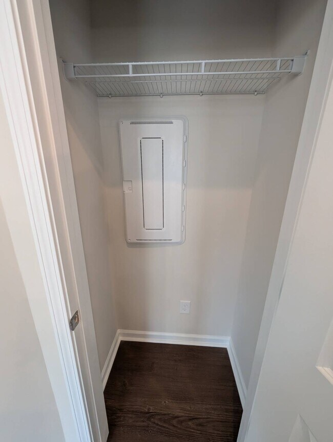 Building Photo - 985 Tess St