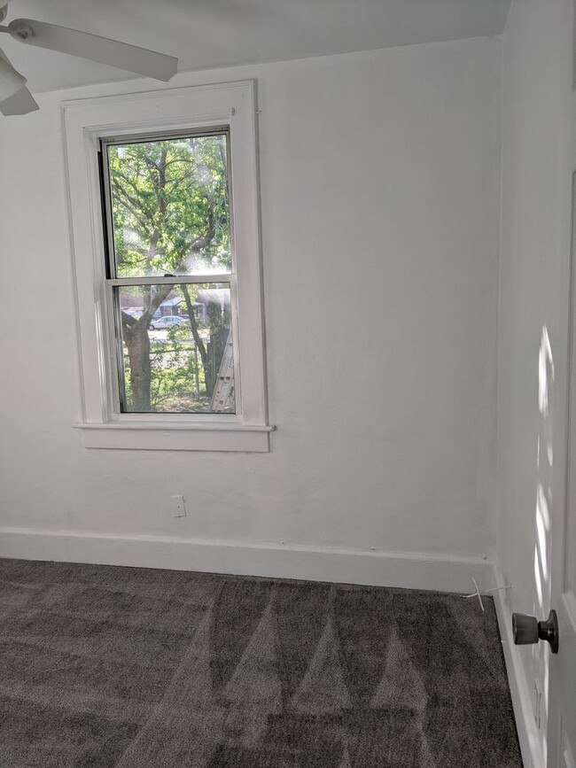 Building Photo - MOVE IN READY Apartment in the Heart of No...