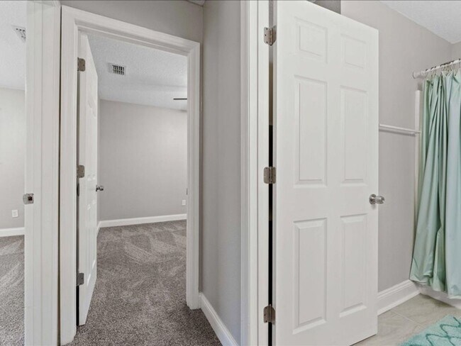 Building Photo - Charming 3 Bedroom Renovated Retreat: Cozy...