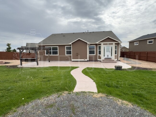 Building Photo - Large Well-Maintained Peyton Home
