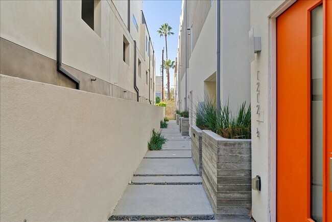 Building Photo - Stunning Three Bedroom Townhome Now Availa...