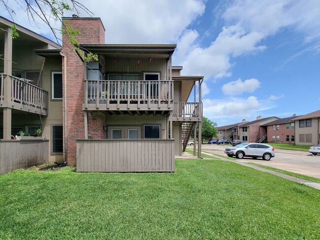 Building Photo - This corner unit is great because being on the end unit is more private and there are no condo's ...