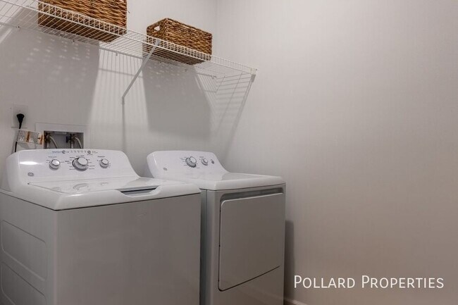 Building Photo - 615 Parkview Dr