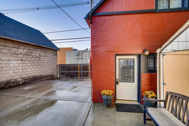 Building Photo - Cozy 1 bedroom updated brick cottage home!