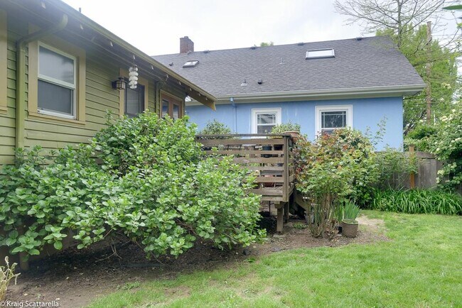 Building Photo - 724 NE 19th Ave