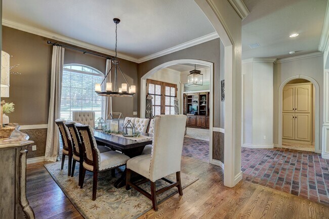 Building Photo - Luxury 5 Bedroom Home in Fairfax Estates + Safe Room + Memorial High + Easy Access to I-35