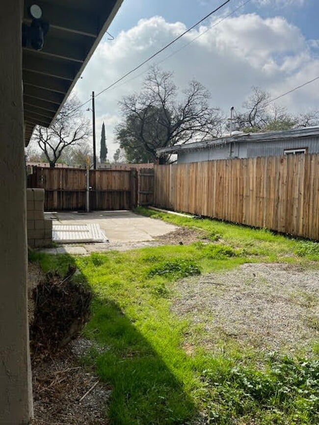 Building Photo - Pet Friendly 4 Bedroom Home