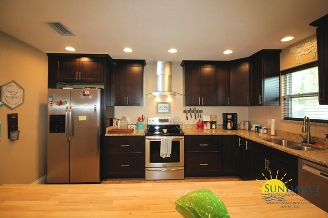 Building Photo - Gorgeous3 Bedroom Home in Mary Esther!