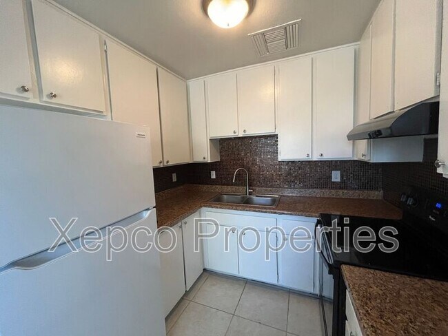 Building Photo - 556 E Chuckwalla Rd