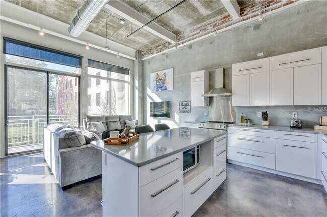 Building Photo - 302 SE Broadway St