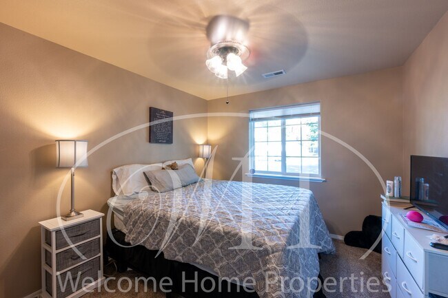Building Photo - Conveniently Located 3 Bedroom Home with F...