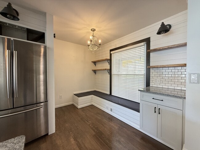 Building Photo - 2447 Roanoke Dr